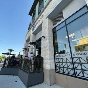 5/2024 seems a perfect dining space that allows for a outdoor seating- just around the corner from the main entrance