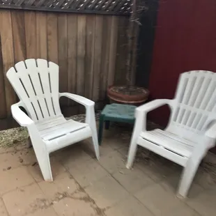 Sitting area at the backside of the room with clearly no view and full with dried leaves