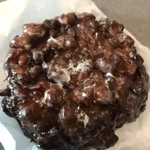 Omg one of the best apple fritters - crunchy exterior, soft inside with good amt of apple pieces