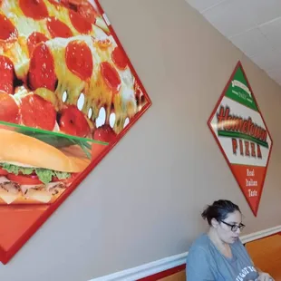 a woman sitting in a restaurant