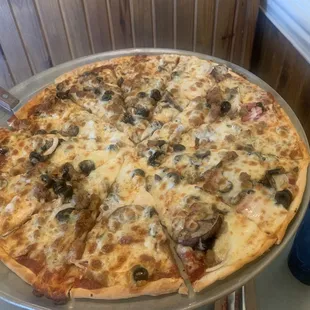 Large thin crest Hometown Special minus green peppers with extra cheese