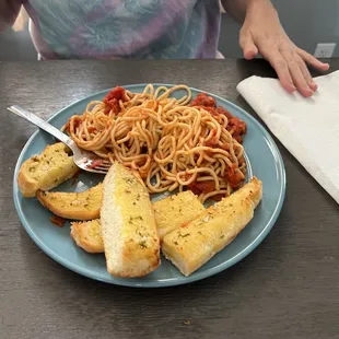 a plate of spaghetti and bread