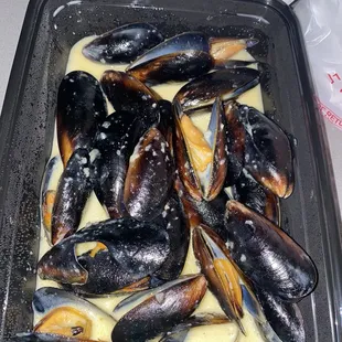 The first order of Steamed Mussels in garlic wine sauce that was phenomenal (no bacon in sight).