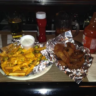 $3 for REAL onion rings!?!  Are u kidding me??? And just look at those fries...! Damn, if u like delicious bar food- get here!!!