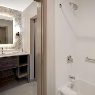 Guest room bath
