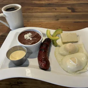 Traditional breakfast with sausage  Desayuno traditional con salchicha
