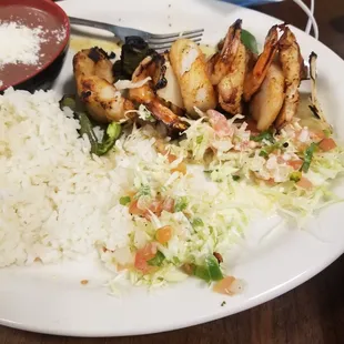 Pincho de pescado, pollo y camarón.