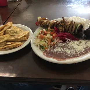 "Pincho de carne y pollo con tajadas"