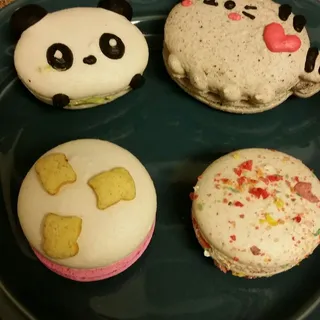 Fruity Pebbles Macaron