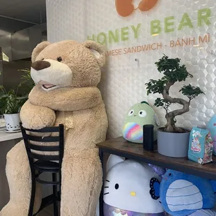 Sooo cute... I LOVE the giant bear !