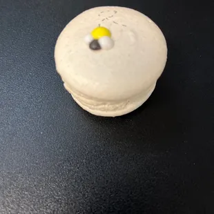 Honey vanilla macaron