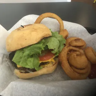 Cheeseburger with onion rings