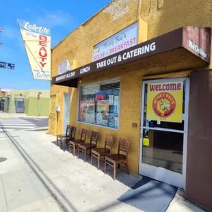 Come early as they do get super busy.