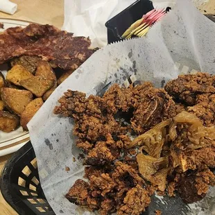 food, chicken wings and fried chicken