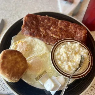 Eggs, grits, and corned beef hash