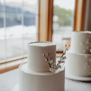 &quot;Deckled edge&quot; micro-wedding cake (50 servings). Vegan cake with cherry blossom sugar flowers. Photo by Almida Meyer.