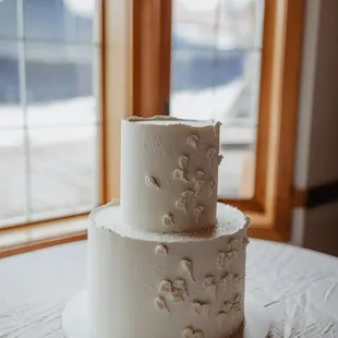 &quot;Romantic windblown petals&quot; micro-wedding cake (50 servings). Photo by Almida Meyer.