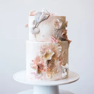 Hand painted sculptural cake with inspired by wild mushrooms. Image courtesy of Alex Knight Photography.