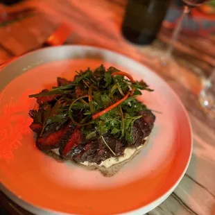 7 oz hanger steak - topped with arugula and a light vinagrette.