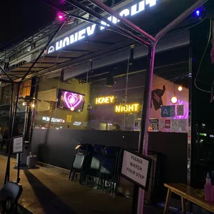 the outside of a restaurant at night