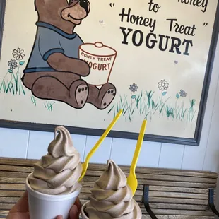 Oreo yogurt with fresh brownie toppings