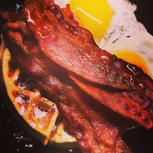 Bacon sunny side egg with waffle