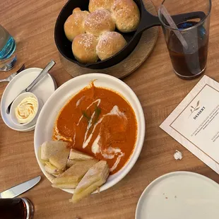 Tomato bisque &amp; bread service
