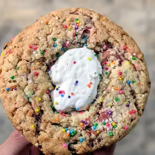 Strawberry Animal Cracker Cookie | Instagram: @telephonesmoothie