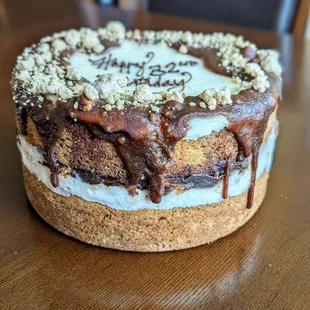 Cinnamon Roll Blondie Cake (8 inch) | Instagram: @telephonesmoothie