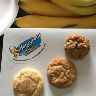 Mini snicker doodle, chocolate chip, &amp; chocolate chunk cookies (bananas for scale)