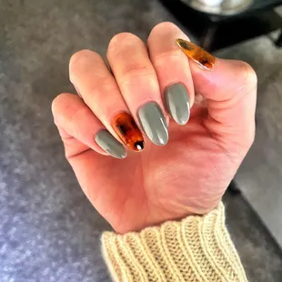Over a year later and I still love this business!!!! Manicure by Hannah.