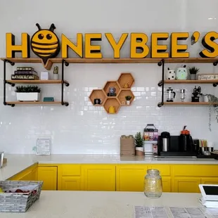 Cute spot with great selection of coffee, smoothies, acai bowls, sandwiches and salads.