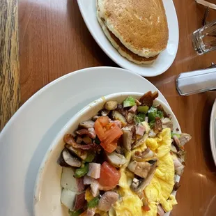 a plate of breakfast food