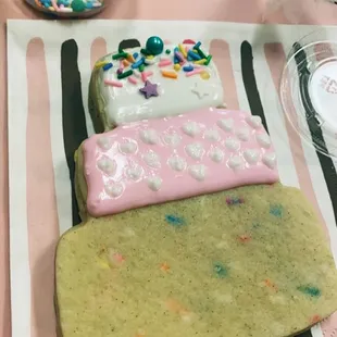 I'm not a pro (or even close lol) but it was so much fun to try my hand at cookie decorating!