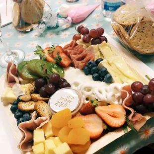 Create your own charcuterie board class!! Get some girlfriends together, bring some champagne or wine (or both lol), and have a great time!