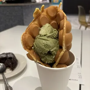 Egg puff with matcha ice cream