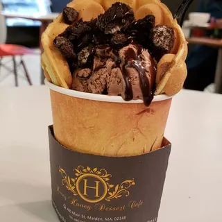 Cookie & chocolate ice cream egg puff cone