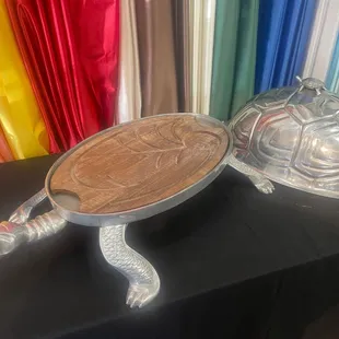 Inside cutting board &amp; shell on its said can make a great lettuce bed for more food!