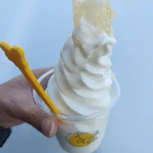 Honeymee - milk ice cream with honeycomb chip