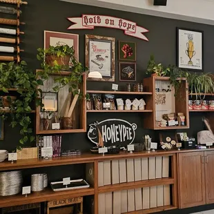 Kitche and nicknacks! Very cute cottage decor