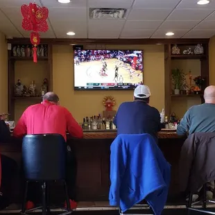 The bar is also full but the wait chars in the front window have emptied.