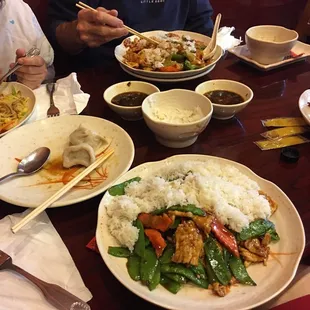Chicken with only snow peas and carrots with brown sauce.