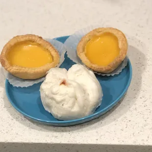Top: best egg tarts I&apos;ve ever had (rating: 5/5), bottom: best bbq pork bun I&apos;ve ever had (rating: 4.8/5)
