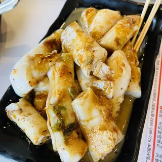 Pan-Fried Rice Noodle Roll with Mixed Sauce