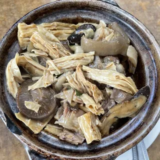 33. Dried Bean Curd Lam Clay Pot