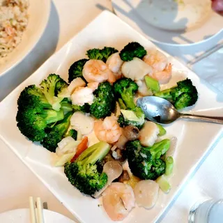 Fresh Scallops & Jumbo Prawns Stir-Fried