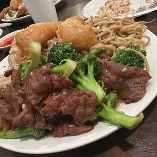 Buffet beef and brocolie and chow mein
