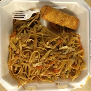 Chicken lo mein, lunch sized