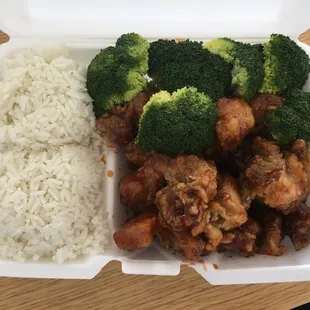 General tso lunch special $7 I chose rice and got mine with extra broccoli light sauce