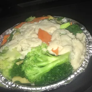 Steamed chicken and mixed vegetables